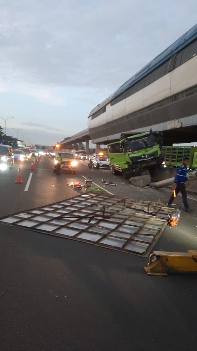 Truk tabrak tiang rambu jalan di Tol Jagorawi arah Jakarta, Kamis (2/6). Foto: Dok. Istimewa