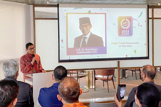 Menparekraf Sandiaga Uno saat memberikan sambutan di Halal in Travel Global Summit 2022 di Singapura, Rabu (1/6). Foto: Kemenparekraf RI