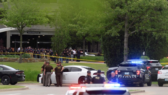 Personel darurat bekerja di lokasi penembakan di Klinik Warren di Tulsa, Oklahoma. Foto: Michael Noble Jr/REUTERS