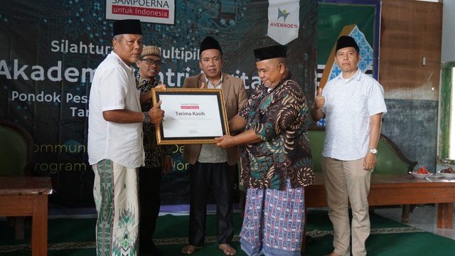 Penyerahan simbolis bantuan berupa alat digital, alat kesehatan, dan sembako kepada Pondok Pesantren Ar-Roudloh Berbaur Pasuruan. Foto: dok Averroes