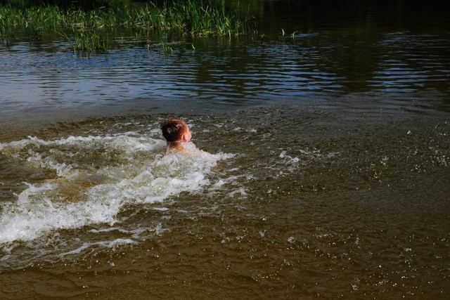 Ilustrasi Anak Bermain Air di Sungai. Foto: Shutterstock