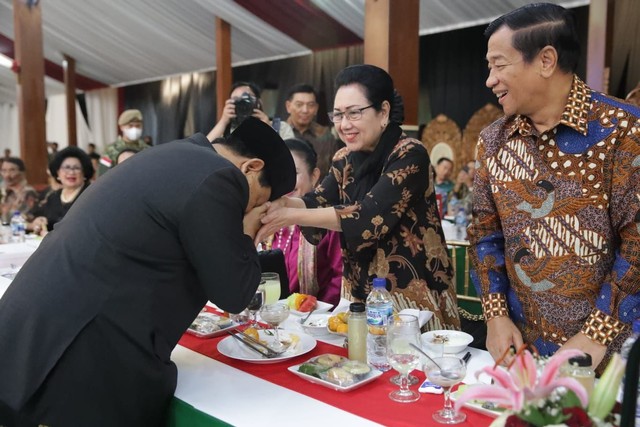 Saat Prabowo Cium Tangan Istri Eks Komandannya, Wismoyo Arismunandar