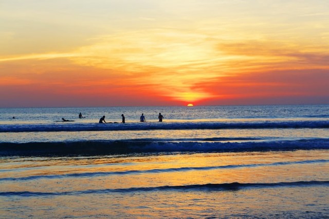 tiket masuk Pantai Bali Lestari. sumber foto : unsplash/orang-orang bermain di pantai.