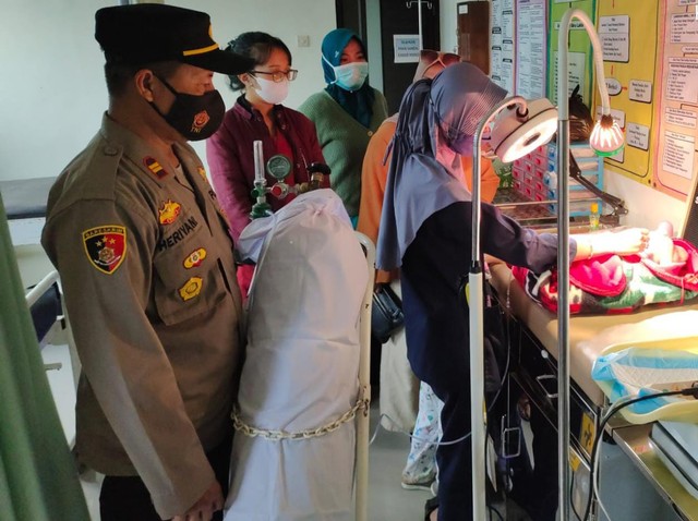 Bayi laki-laki yang ditemukan warga Sumbermanjing Wetan mendapat perawatan di Puskesmas dan saat ini dalam kondisi sehat. Foto: dok Polsek Sumbermanjing Wetan