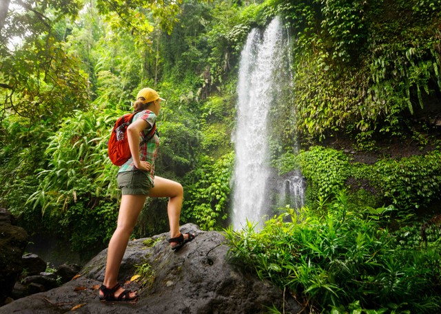 Ilustrasi Generasi Z yang menyukai hiking. Foto: soft_light/Shutterstock