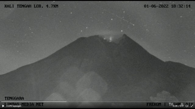 Penampakan meteor melintas di atas Merapi.  Foto: FREKOM Merapi