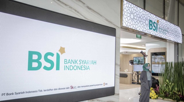 Pegawai berjalan di Bank Syariah Indonesia (BSI) usai diresmikan di Jakarta, Senin (1/2/2021). Foto: Dhemas Reviyanto/ANTARA FOTO