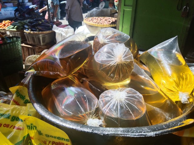 Minyak goreng curah di Pasar Pasir Gintung, Bandar Lampung. | Foto: Bella Sardio /Lampung Geh