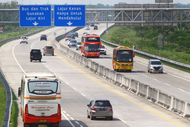 Kendaraan melintas di jalan tol Solo-Ngawi saat puncak arus balik di wilayah Kartoharjo, Ngawi, Jawa Timur, Minggu (8/5/2022). Foto: Ari Bowo Sucipto/Antara Foto