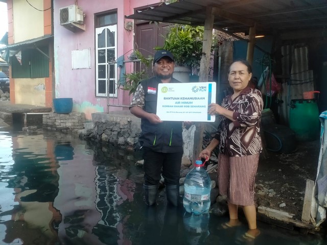 Air Minum Bagi Terdampak Banjir Rob dari YBM PLN & IZI Jateng