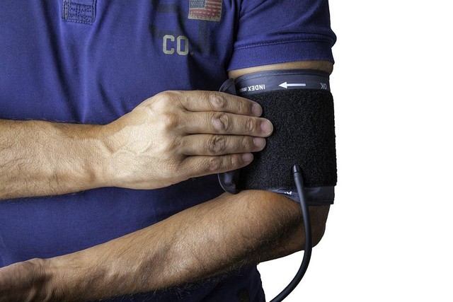 Ilustrasi mengetahui kondisi jantung yang sehat dengan pengecekan tekanan darah. Foto: Pixabay