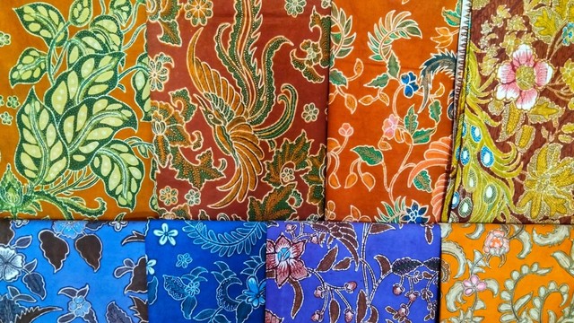 Ragam Jenis kain batik banyumasyan  (sumber: https://www.shutterstock.com/id/image-photo/banyumas-indonesia-march-12-2022-various-2137316099