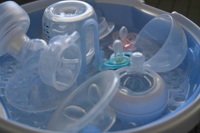 Ilustrasi cara mencuci botol susu bayi (Sumber: iStock)