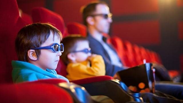 Ilustrasi menonton bioskop bareng anak Foto: Shutterstock