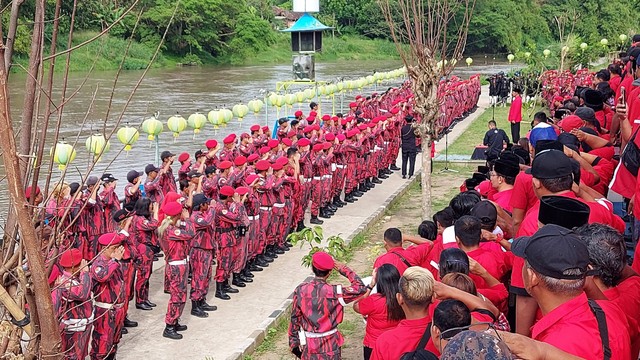 Peringatan Hari Lahir Pancasila di tepi Sungai Bengawan Solo oleh DPC PDIP Solo, Rabu (01/06/2022). FOTO: Fernando Fitusia