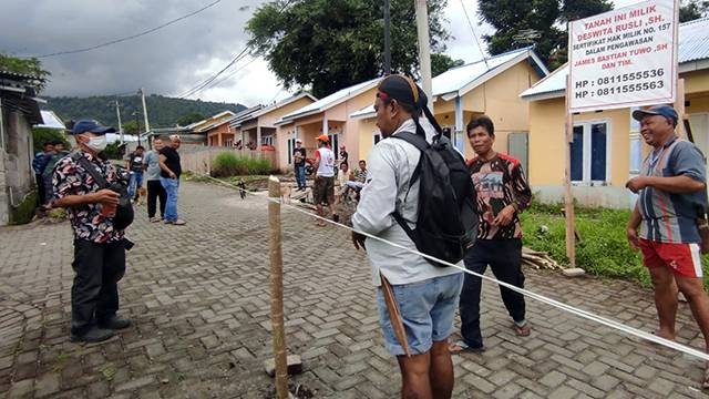 Sekitar 20 rumah yang ada di Perumahan Citra Regency 1 Kabupaten Minahasa Utara (Minut) mengalami kesulitan akses jalan karena adanya pagar pembatas yang dibuat oleh pihak yang bersengketa dengan developer perumahan.