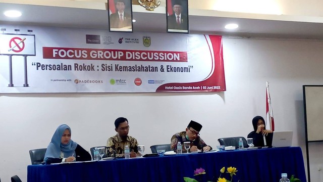 Diskusi bertema 'Persoalan Rokok: Sisi Kemaslahatan & Ekonomi?” yang digelar Aceh Institute di Banda Aceh, Kamis (2/6/2022. Kegiatan ini dihadiri ulama hingga akademisi. Foto: Dok. AI