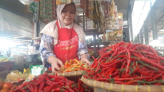 Salah seorang pedagang cabai di Pasar Trayeman.