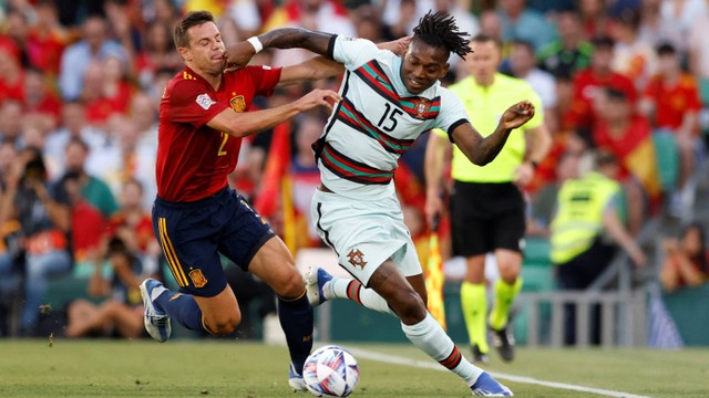 Pemain Spanyol Cesar Azpilicueta beraksi bersama pemain Portugal Rafael Leao di Estadio Benito Villamarin, Seville, Spanyol, Kamis (2/6/2022). Foto: Marcelo Del Pozo/REUTERS