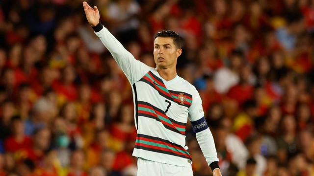 Pemain Portugal Cristiano Ronaldo bereaksi saat hadapi Spanyol di Estadio Benito Villamarin, Seville, Spanyol, Kamis (2/6/2022). Foto: Marcelo Del Pozo/REUTERS