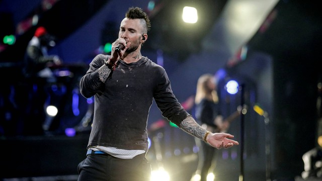 Penampilan Adam Levine di Maroon 5. Foto: Javier TORRES/AFP