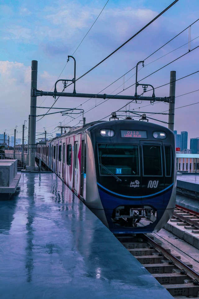 Rute MRT Cikarang Balaraja, Foto: Unsplash/Achmad Al Fadhli.