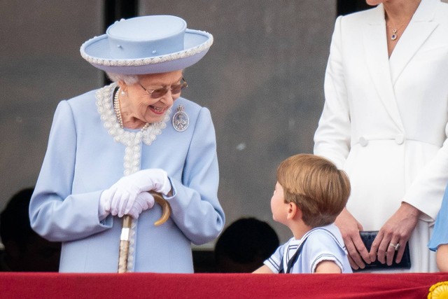 Ratu Elizabeth II berbicara kepada Pangeran Louis di balkon Istana Buckingham, saat mereka menyaksikan flypast Platinum Jubilee, pada hari pertama perayaan Platinum Jubilee. Foto: PA / Reuters