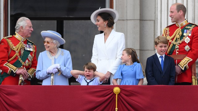 Pangeran Louis (tengah) menutup telinganya saat menonton flypast khusus dari balkon Istana Buckingham setelah Parade Ulang Tahun Ratu, Trooping the Colour, sebagai bagian dari perayaan ulang tahun platinum Ratu Elizabeth II, di London. Foto: Daniel Leal / AFP