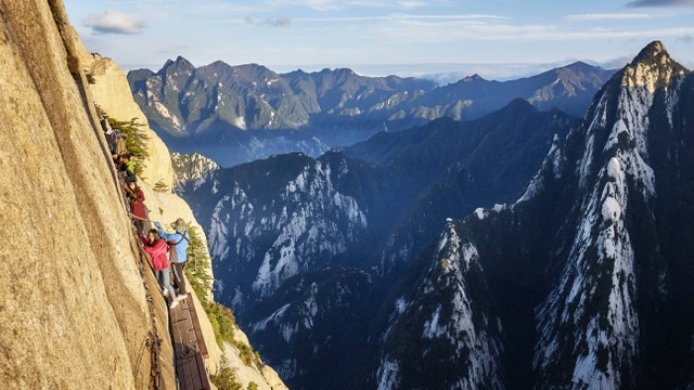 Ilustrasi Gunung Huashan di China. Foto: Maciej Bledowski/Shutterstock