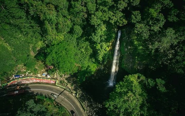 tiket masuk Lembah Cisadane Bogor. sumber foto : usnplash/mobil di jalanan.