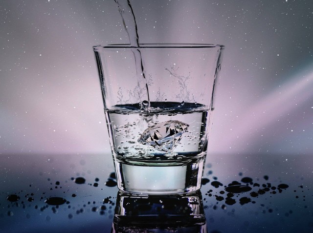 Ilustrasi air putih yang menjadi pilihan utama kategori minuman sehat untuk jantung. Foto: Pixabay