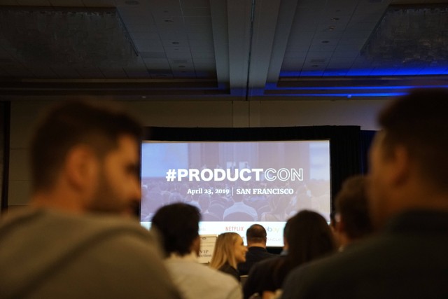 Ilustrasi fungsi untuk melakukan mosi di Microsoft PowerPoint, sumber foto Product School on Unsplash