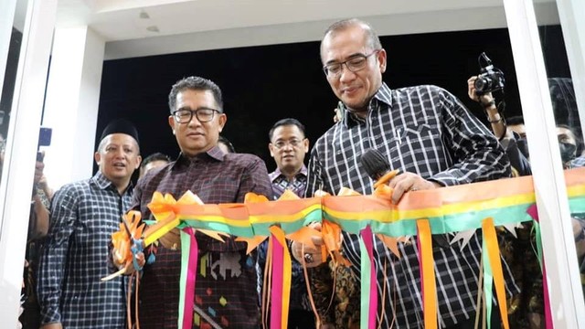 Peresmian kantor baru KPU Sulawesi Barat oleh Ketua KPU RI Hasyim Asy'ari dan Penjabat Gubernur Sulbar Akmal Malik. Foto: Dok. Pemprov Sulbar