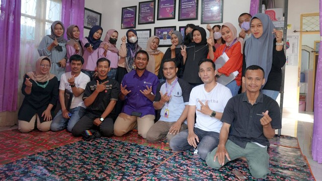 Andi Taufan Garuda Putra, CEO & Founder Amartha berfoto bersama Amartha Team (A-Team) dalam kunjungannya ke Point Baubau, Sulawesi Tenggara.  Foto: Dok. Amartha