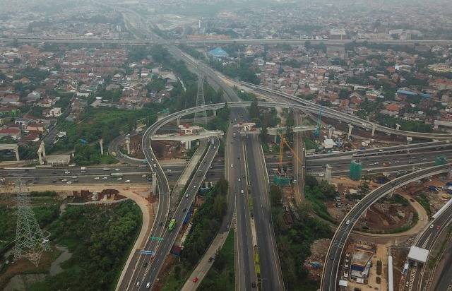 Foto udara arus lalu lintas di tol Jakarta-Cikampek dan tol JORR (Jakarta Outer Ring Road) di, Bekasi, Jawa Barat, Minggu (29/12). Foto: ANTARA FOTO/Fakhri Hermansyah