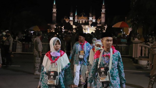 Kloter Pertama, 446 Calon Jemaah Haji asal Tuban Diberangkatkan (1)