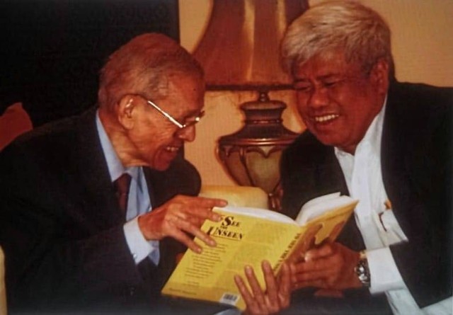 Foto kenangan (Alm) Dr Farid Husain (kanan) saat bersama Pendiri Gerakan Aceh Merdeka (GAM), (Alm) Teungku Hasan di Tiro. Foto repro: Buku Keeping the Trust for Peace 