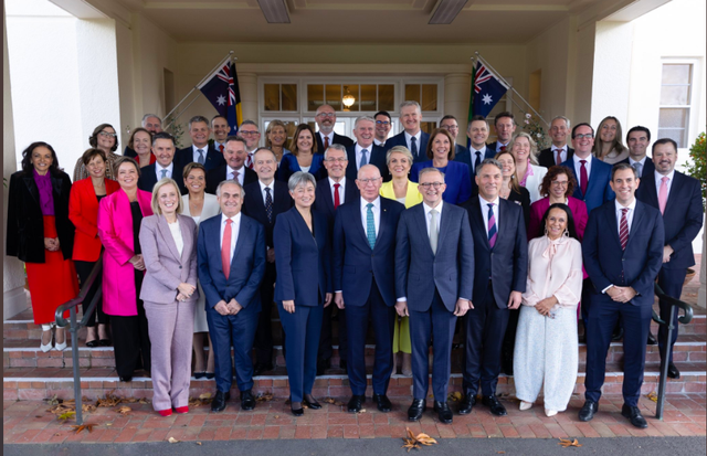 PM Australia Anthony Albanese (kelima dari kiri) berpose dengan kabinetnya. Foto: Twitter/AlboMP