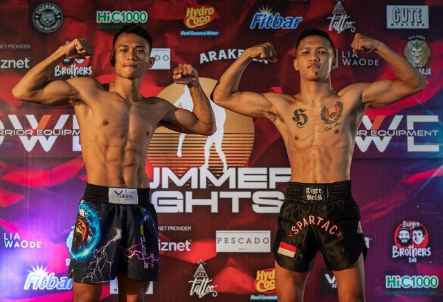 2 atlet Muay Thai saat timbang badan Jumat (3/6/2022) - IST