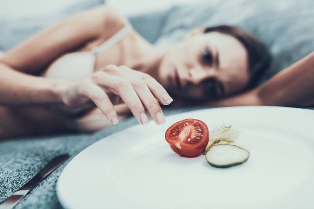 Ilustrasi wanita yang mengalami anoreksia. Foto: Pixabay