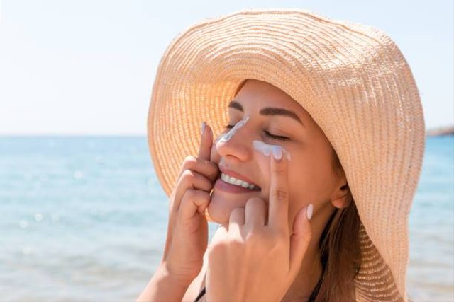 Bolehkah Pakai Sunscreen dan Krim Siang Bersamaan. Foto: iStockphoto