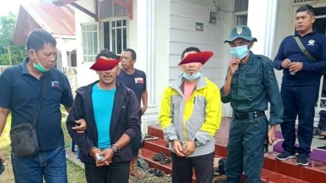 Ahmadi (jaket kuning, eks bupati Bener Meriah, Aceh) dan rekannya ditangkap terkait jual beli kulit harimau. Foto: Dok. Balai Gakkum KLHK Sumatera