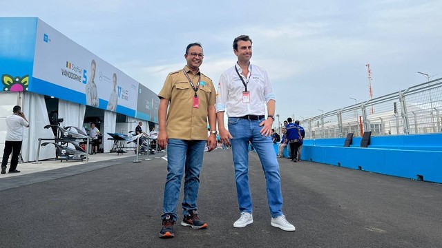 Gubernur DKI Jakarta Anies Baswedan meninjau situasi terkini jelang balapan Formula E di Jakarta International ePrix Circuit, Jumat (3/6).
 Foto: Haya Syahira/kumparan