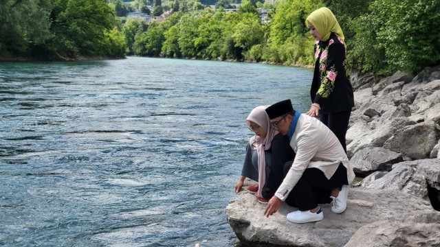 Gubernur Jawa Barat Ridwan Kamil dan keluarga di sisi sungai Aare, Bern, Swiss. Foto: Dok. Istimewa
