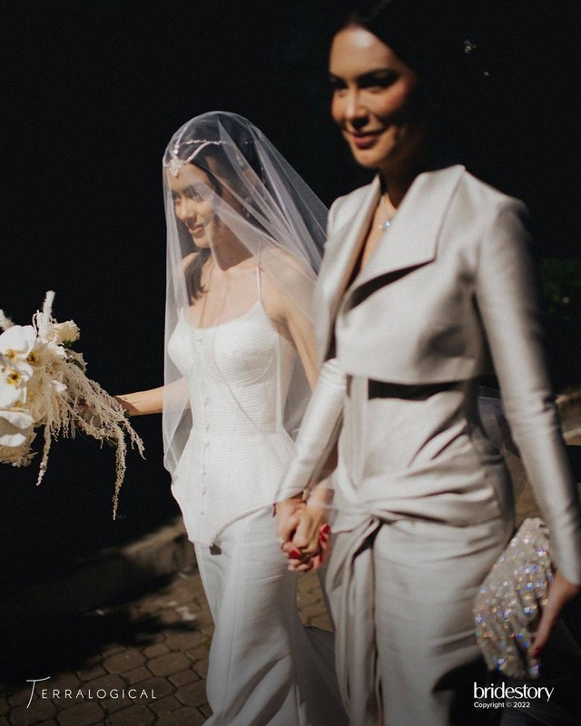 Eva Celia didampingi Sophia Latjuba di hari pernikahannya. Foto: Instagram/@thebridestory