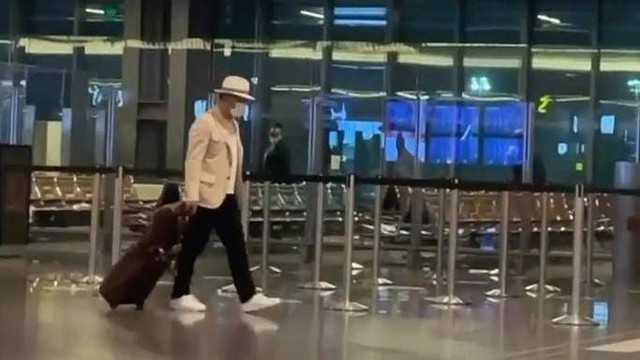 Ridwan Kamil dan keluarga di Bandara Hamad, Qatar, dalam perjalanan pulang ke Indonesia.  Foto: Istimewa