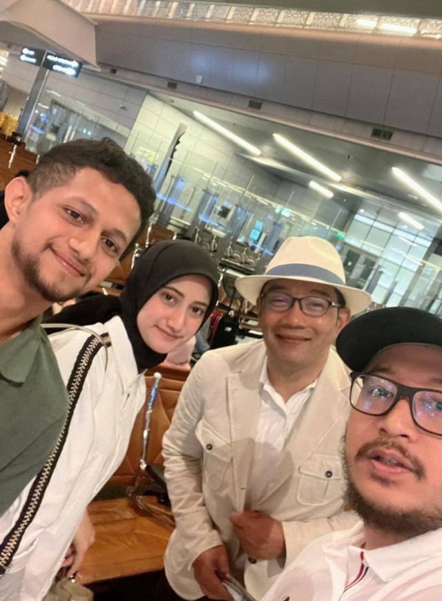 Ridwan Kamil dan keluarga di Bandara Hamad, Qatar, dalam perjalanan pulang ke Indonesia.  Foto: Instagram/@fitriahbazrii