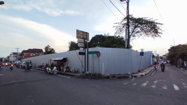 Lokasi lahan yang akan digunakan untuk Apartemen Royal Kedhaton di Jalan Kemetiran Lor, Gedongtengen, Kota Yogyakarta. Foto: Arfiansyah Panji Purnandaru/kumparan