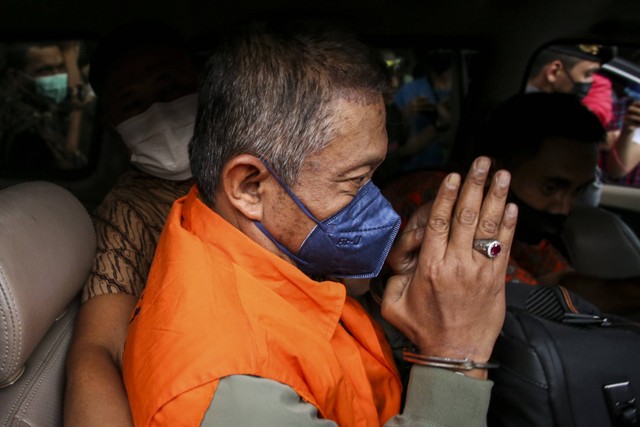 Mantan Wali Kota Yogyakarta Haryadi Suyuti dibawa menggunakan mobil usai menjalani pemeriksaan di gedung KPK, Jakarta, Jumat (3/6/2022).  Foto: Rivan Awal Lingga/ANTARA FOTO
