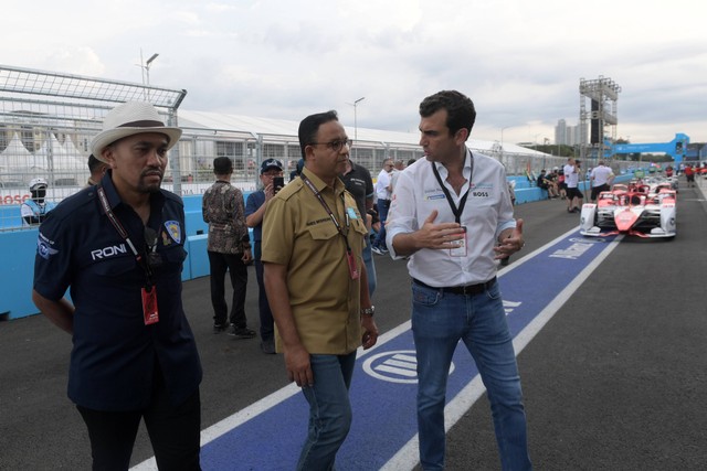 Gubernur DKI Jakarta Anies Baswedan bersama Ketua Formula E Jakarta Ahmad Sahroni (kiri) dan Chief Championship Officer Formula E Alberto Longo meninjau paddock tim balap Formula E di Jakarta International E-Prix Circuit (JIEC), Jakarta, Jumat (3/6/2022). Foto: Indrianto Eko Suwarso/ANTARA FOTO